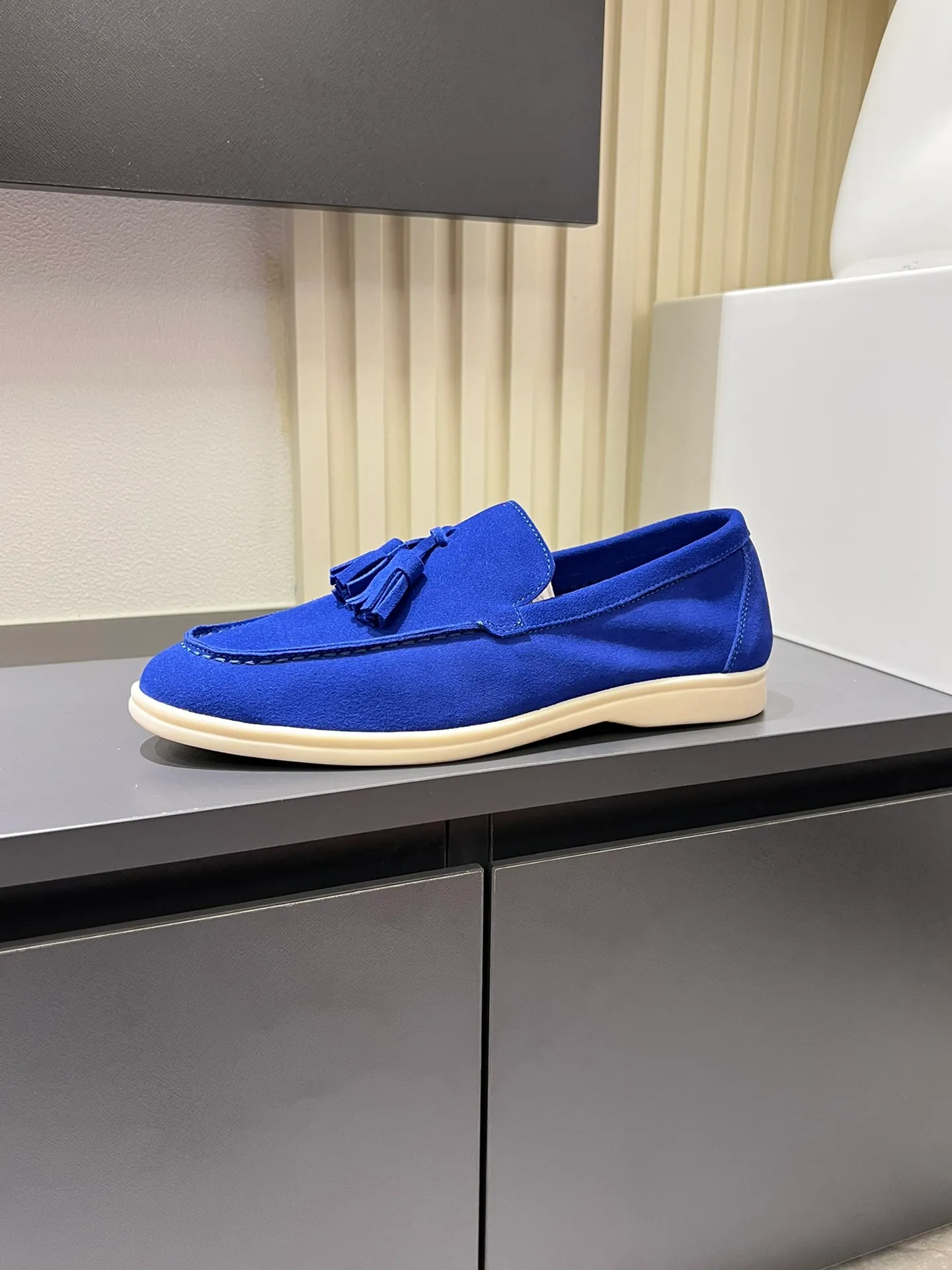 Men's shoes 💰p360 "Loro men's shoes 💰pian'*" Classic L men's shoes for couples 💰p Top version British flat loafers, a must-have item in old money style, the minimalist design is eye-catching and durable, a plus point for dressing The soft foot feel and texture are outstanding. They don’t scratch your feet and are very nice. They are matched with soft and waxy soles. They can be worn daily for a long time without getting tired. They are easy to wear, versatile and classic items, with perfect foot feel and texture! Imported cashmere fabric, the lining is made of imported A-grade water-dyed cow lining, the top version of the genuine leather midsole is sewn with pure handmade mark thread! Size: Female 35-40 (34. Customized) Male 38-44 (45.46. Customized)